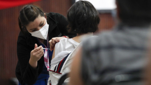Una mujer recibe una vacuna contra la covid en Chile