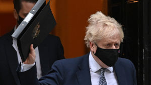 Boris Johnson, sale del número 10 de Downing Street en Londres
