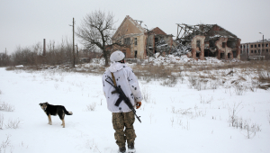 Militar ucraniano en la zona fronteriza