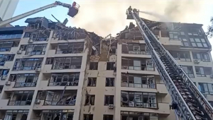 Un misil impacta en un edificio de apartamentos del centro de Kiev