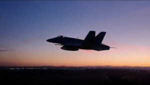 Un F-18 Hornet sobrevolando el cielo de Madrid