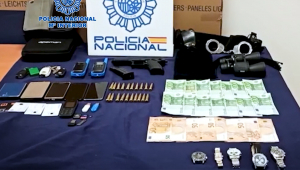 Imagen de los objetos y dinero incautados por la Policía Nacional