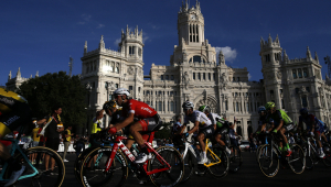 El pelotón pasando por Madrid en una edición pasada de La Vuelta a España