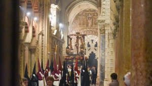 Hermandad de la Conversión a su paso por la Catedral de Córdoba
