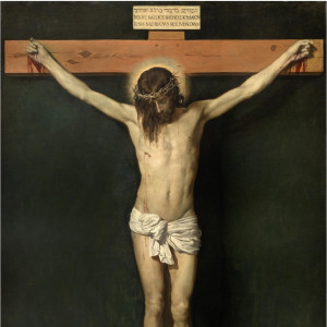 Nadie como Diego Velázquez supo reflejar el sentido teológico de Cristo en la Cruz. La serenidad del rostro de su Cristo crucificado, su divinidad y realeza, el cuerpo casi limpio de sangre y la aparente ausencia de sufrimiento contribuyen a una representación más mística que física de la muerte de Jesús en el Calvario.
Su pintura está desprovista de violencia. Salvo la herida del costado y los calvos en manos y pies, no hay heridas. ¿Está negando Velázquez que Cristo haya sufrido en la Cruz por el perdón de los pecados en una suerte de herejía? En absoluto.
Velázquez no retrata el sufrimiento de Cristo porque está mostrando a un Cristo victorioso sobre la muerte y el pecado. Retrata a ese Cristo mesiánico que, en la Cruz, ha dado cumplimiento a las profecías bíblicas al alzarse como redentor de la humanidad desde su trono del madero.
