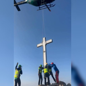 Una gran cruz vuelve a coronar el Aneto gracias al GREIM de la Guardia Civil