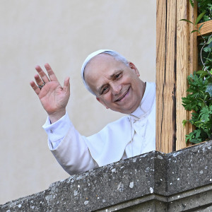 El Papa saluda a los fieles a su llegada a Villa Barberini, en Catelgandolfo