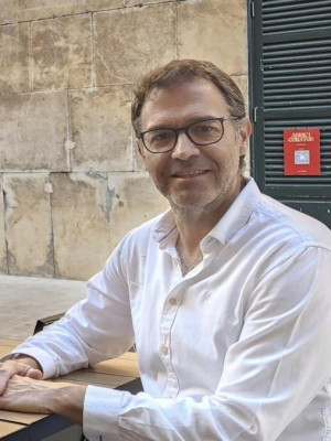 Miquel Oliver, alcalde de Manacor, junto con Marta Català en una fotografía donde anuncia candidatura