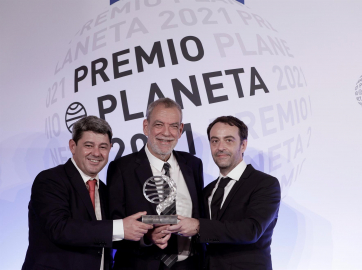 Antonio Mercero, Jorge Díaz y Agustín Martínez son los ganadores del Premio Planeta 2021 por su novela La bestia