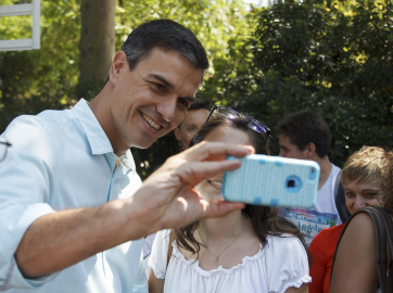 Pedro Sánchez se fotografía con una seguidora del PSOE