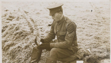 Un soldado abriendo su regalo de la princesa María en la Navidad de 1914.