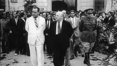 De izquierda a derecha, Juan Negrín (de blanco), Indalecio Prieto y el general Vicente Rojo