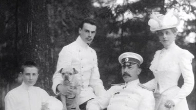 El príncipe Félix Yusúpov sentado junto a su madre, padre y hermano mayor Nikolái