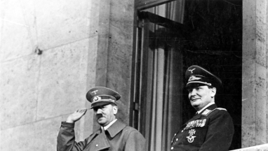 Hitler y Göring saludando desde el balcón de la Cancillería del Reich en 1938