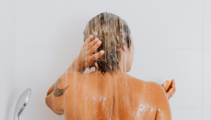 Una mujer dándose una ducha