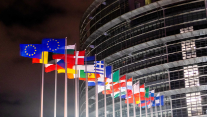 Banderas de los países miembros de la UE frente al edificio del Parlamento Europeo en Estrasburgo
