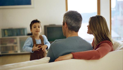 Little boy talking to his parents sitting on the sofa
hijo padres filiacion vida familiar discutir conversacion platicar hablar charlar conversar dialogando discusiones conversaciones parentesco hijos madre padre familia con un hijo niÒo chico mujer hombre caucasico tres personas mujer medianamente adulta seÒor de edad media adulto de edad media pequeÒo niÒo niÒez distracciones vida domestica sofa ropa ocasional salon interior dia casa interior relatar sentado sentada pedir brazos en los hombros mirarse uno a otro vision posterior foco selectivo imagen a color 4-5 aÒos 30-35 aÒos visiones posteriores relatando infancia niÒos infantes nene muchacho chicos muchachos sentados sentarse mujeres hombres madres sofas salones ocios pidiendo vestido relajado familia con una hija vida casera debatir familia con un niÒo familia con una niÒa discuciones
