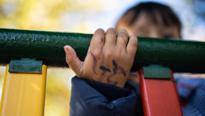 Un niño juega en el patio de un colegio en Madrid
