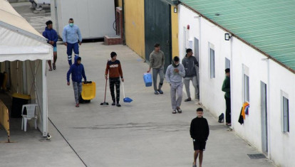 Varios menores marroquíes, en noviembre, en el albergue de Piniers, en Ceuta