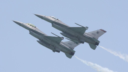 Aviones de combate taiwaneses F-16 despegan en respuesta a la invasión de su espacio aéreo