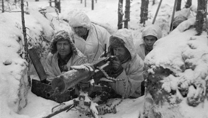 Nido de ametralladoras finlandesas dirigidas a posiciones del Ejército Rojo soviético durante la Guerra de Invierno , febrero de 1940
