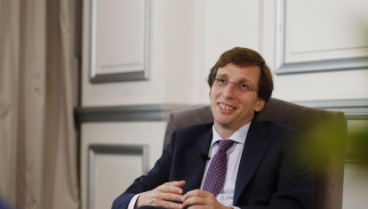 Martínez-Almeida durante la entrevista con El Debate