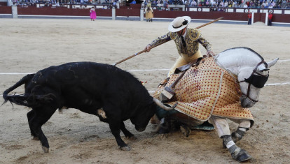 Picador derribado durante la lidia en Las Ventas