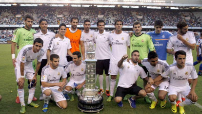 Los jugadores del Real Madrid, con el Trofeo Teresa Herrera en La Coruña en 2013