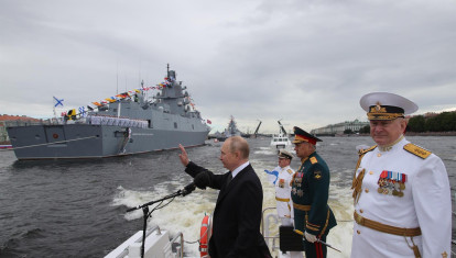 El presidente ruso, Vladimir Putin asiste al Desfile Naval Principal que marca el Día de la Marina Rusa en San Petersburgo, Rusia