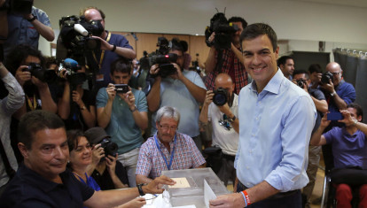 Pedro Sánchez vota en las elecciones generales de junio de 2016