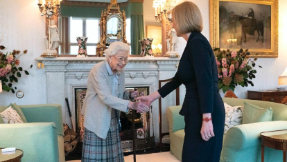 La Reina Isabel II saluda a Liz Truss, nueva primera ministra de Reino Unido, en Escocia
