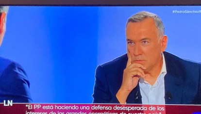 El presentador Xabier Fortes durante la entrevista al presidente del Gobierno, Pedro Sánchez