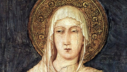 También Clara, una joven de Asís, de familia noble, se unió a la escuela de Francisco. Así nació la Segunda Orden franciscana, la de las clarisas, otra experiencia destinada a dar insignes frutos de santidad en la Iglesia. También el sucesor de Inocencio III, el Papa Honorio III, con su bula Cum dilecti de 1218 sostuvo el desarrollo singular de los primeros Frailes Menores, que iban abriendo sus misiones en distintos países de Europa, incluso en Marruecos. En 1219 Francisco obtuvo permiso para ir a Egipto a hablar con el sultán musulmán Melek-el-Kâmel, para predicar también allí el Evangelio de Jesús. Deseo subrayar este episodio de la vida de san Francisco, que tiene una gran actualidad. En una época en la cual existía un enfrentamiento entre el cristianismo y el islam, Francisco, armado voluntariamente sólo de su fe y de su mansedumbre personal, recorrió con eficacia el camino del diálogo. Las crónicas nos narran que el sultán musulmán le brindó una acogida benévola y un recibimiento cordial. Es un modelo en el que también hoy deberían inspirarse las relaciones entre cristianos y musulmanes: promover un diálogo en la verdad, en el respeto recíproco y en la comprensión mutua (cf. Nostra aetate, 3). Parece ser que después, en 1220, Francisco visitó la Tierra Santa, plantando así una semilla que daría mucho fruto: en efecto, sus hijos espirituales hicieron de los Lugares donde vivió Jesús un ámbito privilegiado de su misión. Hoy pienso con gratitud en los grandes méritos de la Custodia franciscana de Tierra Santa. A su regreso a Italia, Francisco encomendó el gobierno de la Orden a su vicario, fray Pietro Cattani, mientras que el Papa encomendó la Orden, que recogía cada vez más adhesiones, a la protección del cardenal Ugolino, el futuro Sumo Pontífice Gregorio IX. Por su parte, el Fundador, completamente dedicado a la predicación, que llevaba a cabo con gran éxito, redactó una Regla, que fue aprobada más tarde por el Papa. En 1224, en el eremitorio de la Verna, Francisco ve el Crucifijo en la forma de un serafín y en el encuentro con el serafín crucificado recibe los estigmas; así llega a ser uno con Cristo crucificado: un don, por lo tanto, que expresa su íntima identificación con el Señor. La muerte de Francisco —su transitus— aconteció la tarde del 3 de octubre de 1226, en