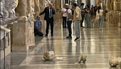 Fotografía publicada por un guía turístico de los Museos Vaticanos, con los dos bustos en el suelo