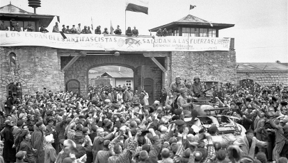 Los españoles republicanos y antifascistas prisioneros en Mauthausen despliegan una pancarta para saludar a los aliados que acaban de liberar el campo de concentración nazi: «Los españoles antifascistas saludan a las fuerzas liberadoras»
