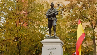 Cientos de personas han acudido a la inauguración de la estatua a la Legión