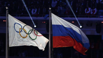 La bandera de los Juegos Olímpicos junto a la bandera de Rusia