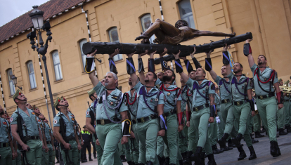 Legionarios portando al Cristo de la buena muerte, 5 de abril de 2012