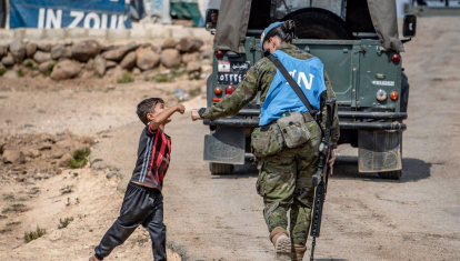 Un militar de la Brigada de Córdoba en Líbano saluda a un niño durante una patrulla