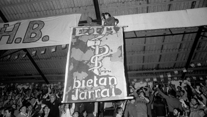 Despliegan una bandera de ETA en un mitin de Herri Batasuna en Baracaldo en 1982
