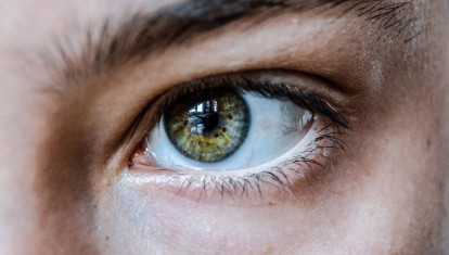 Desmaquillarse correctamente y no dormir con lentillas, clave para cuidar la salud visual