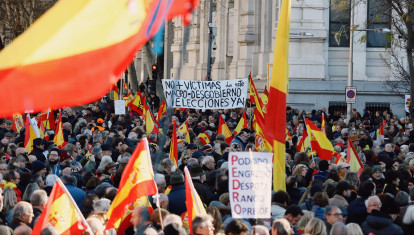 Las banderas de España y los mensajes contra el Gobierno y sus socios han abarrotado Cibeles