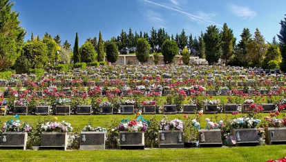 Varios nichos en uno de los cementerios gestionados por la empresa acusada de revender ataúdes