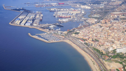 Imagen del puerto de Tarragona
La Capitanía Marítima de Tarragona, de la Dirección General de la Marina Mercante, que depende del Ministerio de Transportes, Movilidad y Agenda Urbana, ha prohibido la entrada al Port de Tarragona al buque Maersk Magellan, con bandera de Singapur, por transportar hidrocarburos procedentes de un buque ruso.
ESPAÑA EUROPA CATALUÑA ECONOMIA
PORT DE TARRAGONA