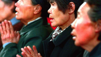 Mujeres en China rezando