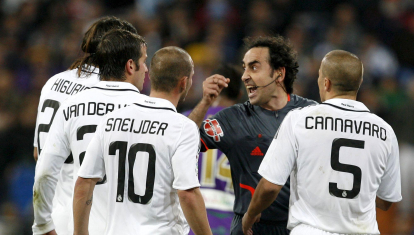 El árbitro Iturralde González, en un partido del Real Madrid en el año 2008