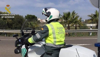Los consejos de la Guardia Civil para levantar una moto pesada del suelo