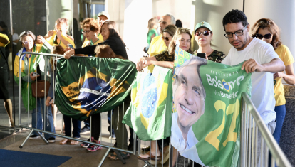 Supporters of former Brazilian president Jair Bolsonaro wait for his arrival at the Liberal Party headquarters in Brasilia on March 30, 2023. - Disconsolate over his 
