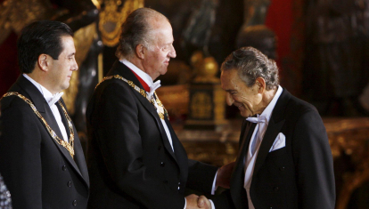 El Rey Juan Carlos saluda al escritor Antonio Gala