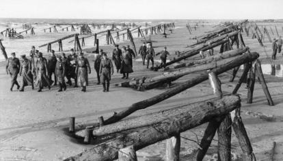 El mariscal de campo Erwin Rommel supervisando las defensas costeras del Muro Atlántico en abril de 1944
